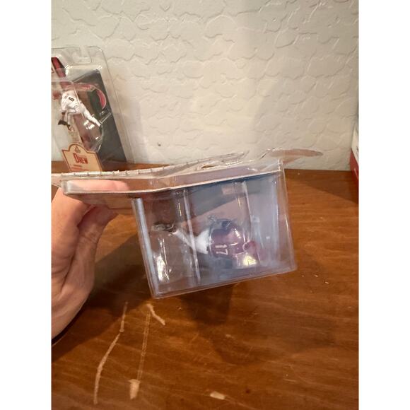 McFarlane’s Sportspicks- New in the box-Brandon Webb with McFarlane’s autograph - Picture 3 of 6